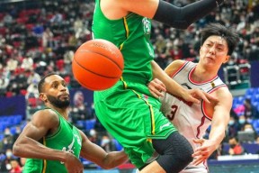 今夜曼联遗憾出局：CBA常规赛节点到来，赛场秩序良好，身体对抗强度拉满(曼联最新消息今天)-九游体育