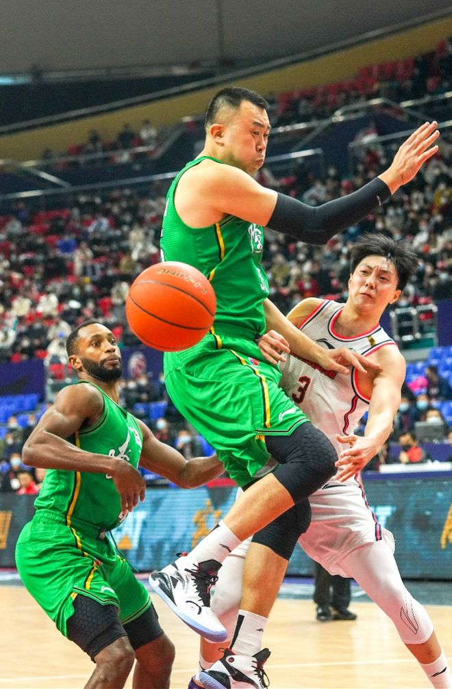 今夜曼联遗憾出局：CBA常规赛节点到来，赛场秩序良好，身体对抗强度拉满(曼联最新消息今天)